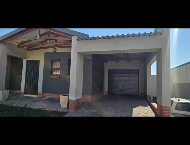 3 BEDROOM TOWNHOUSE FOR SALE IN WATERKLOOF AH